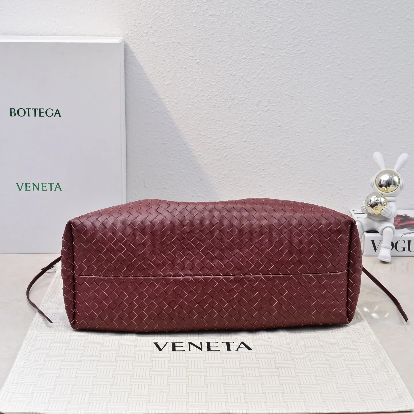 Batch 2660 Bv 2025 early spring series Pinacoteca medium tote handbag. The front is made of classic Intreccia woven cow leather. It is low-key and luxurious. The flip side is made of warm suede. It instantly switches to a lazy and casual style. It has a large internal capacity. It is no pressure to carry a computer for commuting. It is also thoughtfully matched with a small detachable bag. It feels full and full of security. The woven texture is so delicate that you can't put it down. The highlight is that it is super versatile. Come and get your new bag😝 Model: 7166 Size: 23*43*14.5cm